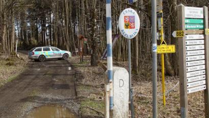 Bild: mmj
Spazierengehen bleibt in Bayern auch während der Corona-Ausgangsbeschränkung erlaubt. Doch eine tschechische Polizeistreife passt am Fußgängerübergang Friedrichshäng/Gemeinde Schönsee auf, damit niemand „versehentlich“ den offen Schlagbaum passiert. Die deutsch-tschechische Grenze ist schon seit 14. März abgeriegelt.