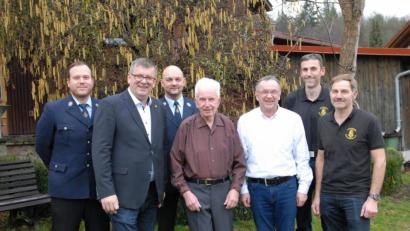 Bild: pop
Jubilar Alois Fuchs, in der Mitte, rechts daneben VdK Vorsitzender Karl Bauer, mit Bürgermeister Peter Braun sowie den beiden Vorsitzenden der Feuerwehr, Christian Renghart und Florian Pirzer sowie den Vertretern des Imkervereins, Vorsitzender Josef Fleischmann und Franz Schmid (von links).