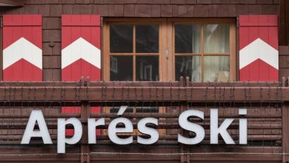 Bild: Jakob Gruber/APA/dpa
Eine Apres-Ski-Barn im Touristenort Ischgl in Österreich. Auch in diesen Bars soll sich Corona verbreitetet haben.