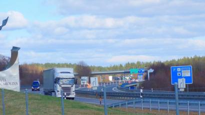 Bild: fjo
Das Kunstwerk (links) vor der Autobahn-Grenzbrücke steht für ein durchlässig gewordenes Europa. Derzeit stehen die Zeichen jedoch leider eher auf Abstand.