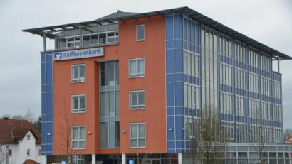 Bild: dob
Seit Montag bleiben die Türen der Geschäftsstellen der Raiffeisenbank geschlossen. Schutz des eigenen Personals aber auch der Kunden hat Vorrang.