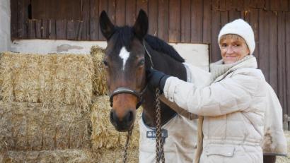Bild: pjbi
Wie Sabine Pröls vom Reitstall Beierl dürfen Pferdebesitzer weiter ihre Tiere aufsuchen. Doch auch sie leiden unter den Einschränkungen aufgrund des Coronavirus.