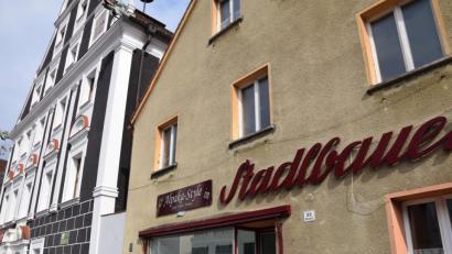 Bild: bö
Viel Wasser ist die Lauterach hinuntergeflossen, bis man sich im Marktgemeinderat in Hohenburg für die Sanierung des Stadtlbaueranwesens "Marktplatz 21" durchringen konnte. Jetzt fasste man den Grundsatzbeschluss für die über 1,7 Millionen teure Maßnahme.