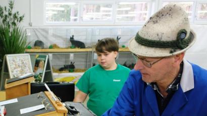 Bild: do
Die große Freude an kleinen Tieren schweißt die Eschenbacher Kleintierzüchter zusammen. Im Bild zu sehen ist der Spartenleiter für Kaninchen, Kreiszuchtwart Josef Dötterl, bei der Kaninchenpräsentation in der Lokalschau