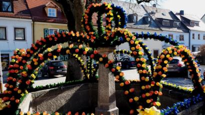 Bild: le
In diesem Jahr können die Flosser keinen Osterbrunnen am Luitpoldplatz bewundern. In der Vergangenheit war der Brunnen mit bis zu 800 bunten Eiern geschmückt.