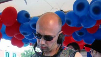 Bild: Lowak
Hinter den Plattentellern ist Ralf Möhrle in seinem Element. Nun legt er jeden Abend für seine Facebook-Freunde auf.