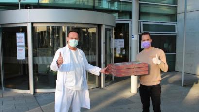 Bild: exb
Pizzalieferung frei Haus. Chefarzt Professor Christian Paetzel (Ärztlicher Direktor Region Süd) bedankt sich für die Spende eines Weidener Lokals.