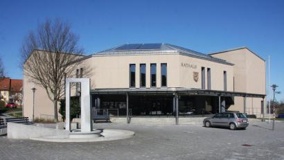 Bild: wro
Das Rathaus in Wiesau ist geschlossen. In dringenden Fällen kann man unter der Telefonnummer 09634/92000 einen Termin vereinbaren.