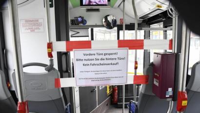 Bild: Petra Hartl
Zum beiderseitigen Schutz vor dem Coronavirus müssen Fahrgäste in Bussen Abstand zum Fahrer halten.