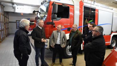 Bild: u
Landtagsabgeordneter Dr. Harald Schwartz (Zweiter von links) informiert sich bei der Feuerwehr Schnaittenbach über deren Ausstattung und anstehende Aufgaben. Mit dabei (von rechts) die beiden Kommandanten Karl Hottner (2.), Michael Werner (1.), Bürgermeister Sepp Reindl, Jugendbeauftragter Marcus Eichenmüller und Kreisbrandrat Fredi Weiß (links).