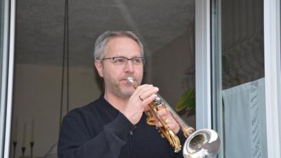Bild: jr
Auch Armin Scharnagl, Leiter der Konnersreuther Blaskapelle, spielte am Sonntag Beethovens „Ode an die Freude“ aus dem Fenster seines Wohnhauses.