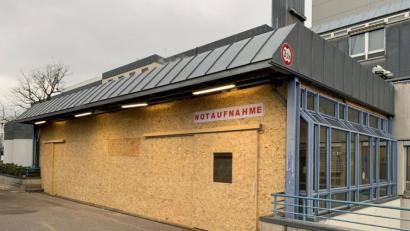 Bild: THW Schwandorf/exb
Mit einer improvisierten Behandlungshalle vor der Zentralen Notaufnahme bereitet sich das Krankenhaus St. Barbara auf eine steigende Anzahl von CoVid-19-Patienten vor.
