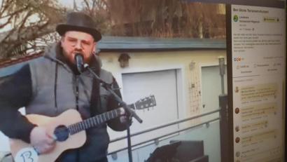 Bild: Benjamin Tietz
Der Musiker Ben Stone gab ein Terrassen-Konzert, das auf Facebook übertragen wurde.