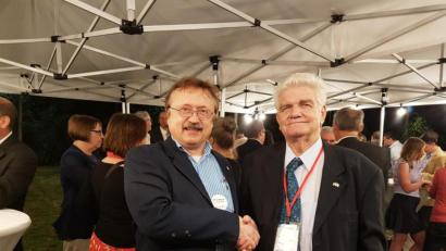 Bild: privat/exb
Professor Dr. Franz Xaver Bogner (links) und Professor José Luis García Cuevas vom Kubanischen Kultusministerium beim Empfang der Deutschen Botschaft in Havanna, nach der Verleihung der Gastprofessur.