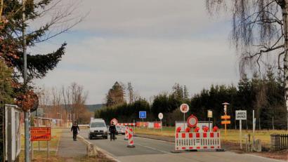 Bild: gz
Die Grenze am Eslarner Ortsteil Tillyschanz ist durch Sperrschilder und Polizeiautos abgeriegelt und wird von zwei Polizisten bewacht.