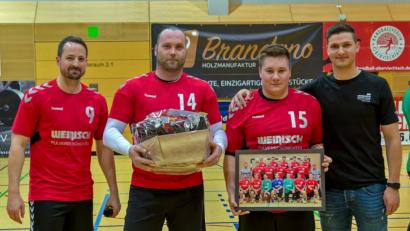 Bild: Günter Uschold (gud)
Von seinen ehemaligen Oberviechtacher Mannschaftskollegen Dominik Mösbauer (von links), Ronny Maaß und Marco Baier erhielt Maximilian Fütterer zum Abschied einen Geschenkkorb und ein Mannschaftsfoto.