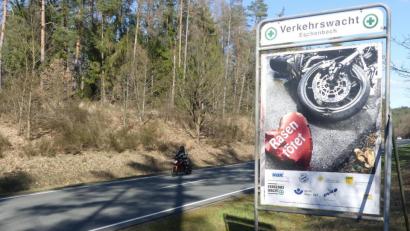 Bild: rn
Die meisten Motorradunfälle passieren im Frühjahr zum neuen Saisonbeginn. Damit sich Biker nach der Winterpause wieder an die Belastung einer Ausfahrt gewöhnen, rät ihnen Verkehrswacht-Vorsitzender Hans Bscherer: "Vor der ersten Ausfahrt ein kleines Fitnessprogramm."