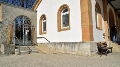 Bild: ANDREAS ROYER
Die Rampe am Friedhofseingang soll bis zum Leichenhaus verlängert werden.