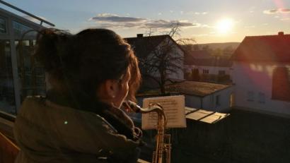 Bild: Trachtenkapelle Waldthurn 
Die Mitglieder der Trachtenkapelle Waldthurn und des Waldthurner Blechhaufens beim „Balkonkonzert“.