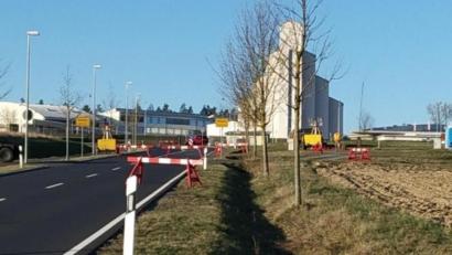 Bild: hut
Vor der US-Siedlung am Netzaberg sind Straßensperren aufgebaut. US-Militär und Military Police kontrollieren die Passierenden.