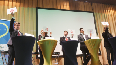 Archivbild: Gabi Schönberger
Ein rotes X bedeutete nein bei der Podiumsdiskussion von Oberpfalz-Medien. Die Frage hier war die nach einer Zusammenarbeit mit der AfD im Stadtrat. Die Kandidaten waren sich einig in ihrer Ablehnung.