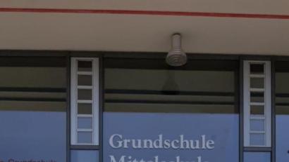 Bild: Schule Schnaittenbach/exb
Franz Gallner, ein stolzes künftiges Schulkind, bringt seine Unterlagen zur Grundschule Schnaittenbach.