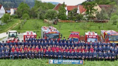 Bild: Stefan Mitschke
Alles war vorbereitet, der Festausschuss hat 30 Mal getagt und auch das offizielle Jubiläums-Foto „150 Jahre Feuerwehr Hohenburg“ gibt es schon. Gefeiert wird jetzt aber erst einmal nicht. Ob das Jubiläum ganz ausfällt, oder verschoben wird, könne man noch nicht sagen, teilen die Verantwortlichen mit.