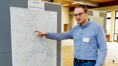Bild: Hösamer
Tennet-Mitarbeiter Torsten Grampp zeigt auf den geplanten Verlauf des Süd-Ost-Links zwischen Pfreimd und Nittenau.