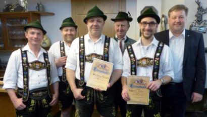 Bild: jp
Die Geehrten des Kastler Trachtenvereins (von links) Georg Ehbauer, Christian Pöllath, Wolfgang Pöllath, Willi Sossau, Sebastian Hiller mit Bürgermeister Stefan Braun.