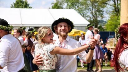 Bild: egl
Nathalie Rheinbay und Lukas Hammer wurden 2019 das neue Oberkirwapaar in Kümmersbruck. Heuer wird hier kein Baum ausgetanzt, die Kirwa ist abgesagt worden.