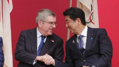 Bild: Koji Sasahara
IOC-Präsident Thomas Bach (l) und Japans Ministerpräsident Shinzo Abe wollen über eine mögliche Verschiebung der Olympischen Spiele sprechen. Foto: Koji Sasahara/AP/dpa