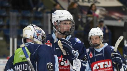 Bild: gb
Verteidiger-Talent Adrian Klein (Mitte) verlässt die Blue Devils und wechselt zum DEL-Klub Straubing Tigers.