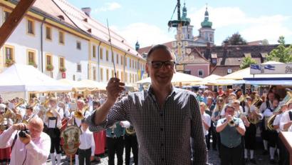 Archivbild: kro
Noch ist nichts entschieden. Aber wegen der Coronakrise könnte das Bürgerfest (im Bild Bürgermeister Bernd Sommer beim Dirigieren des Eröffnungsmarsches) sowie das in der Woche zuvor geplante Europafestival verschoben oder ganz abgesagt werden müssen.