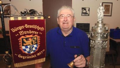 Bild: Hirsch
Stolz zeigt Vorsitzender Georg Hottner die Standarte der Bürgergesellschaft Wanderer und den Zinnpokal, in den die Namen der Gründungsmitglieder eingraviert sind.