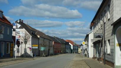 Bild: fjo
Eine Menschen und Fahrzeug leere Hauptstraße beweist am Sonntagnachmittag den hohen Grad an Selbstdisziplin im Grenzmarkt.