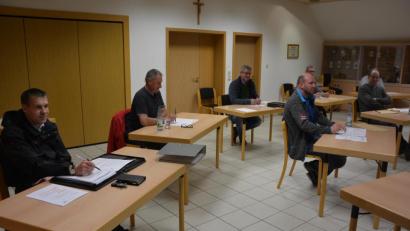 Bild: jr
Nur acht der zwölf Konnersreuther Markträte nahmen an der März-Sitzung im Feuerwehrhaus teil, der Rest fehlte entschuldigt. Zur Sicherheit bekam jeder Marktrat einen eigenen Tisch, um die Ansteckungsgefahr zu minimieren.