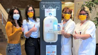 Bild: St.-Anna-Krankenhaus/exb
Das Personal der Krankenhäuser des Kommunalunternehmens dankt für die Unterstützung mit Mundschutzmasken, die viele fleißige Näherinnen nach einem Facebook-Aufruf fertigten.