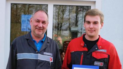 Bild: do
Nach der Auszeichnung als Schulbester der Europa-Berufsschule Weiden im Ausbildungsberuf des Kfz-Mechatronikers freut sich Matthias Diepold mit seinem Vater und Lehrherrn Andreas Diepold über die Ehrung der Kfz-Innung Regensburg. Wegen der Corona-Krise gibt es keinen Festakt in der Bezirkshauptstadt. Stattdessen dürften die Firmenchefs die Urkunden überreichen.