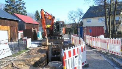 Bild: bkr
Die Gemeinde lässt die entdeckten Schäden an den Kanalleitungen im Mühlweg gleich reparieren, um später höhere Kosten zu vermeiden.