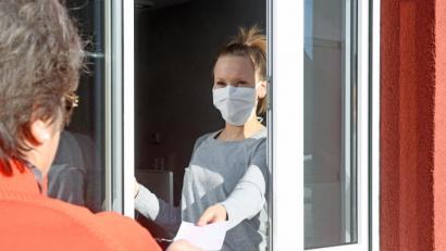 Bild: Gabi Schönberger
Gut, dass die Praxis im Erdgeschoss liegt. Bei Allgemeinarzt Dr. Michael Spiegelsberger wird manches Rezept übers Fenster ausgegeben.