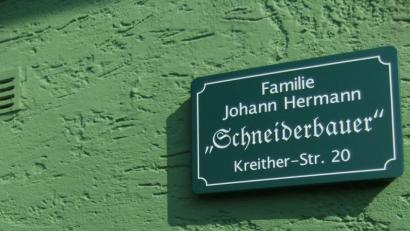 Bild: gm
Vor seiner Hoftafel mit dem Hausnamen "Schneiderbauer" stellt sich Johann Hermann aus Kreith auf. Das Coronavirus lässt mit Blick auf die Gesundheitsgefahren keine weiteren Gratulanten fürs Erinnerungsbild zu.