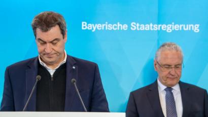 Bild: Peter Kneffel/dpa
Ministerpräsident Markus Söder (links, CSU), und Innenminister Joachim Herrmann (CSU) berichten über die jüngsten Maßnahmen gegen die Coronapandemie.