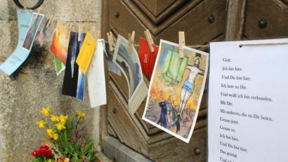 Bild: Katharina Bach-Fischer/exb
Weil die Kirchen in der evangelischen Pfarrei Plößberg geschlossen sind, richtete Pfarrerin Katharina Bach-Fischer außen Gebetsstationen ein.