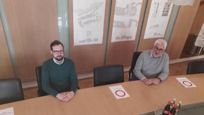 Bild: exb/Peter Forster
Wahlbesprechung mit Abstandshaltern im Neustädter Rathaus. Von rechts: Wahlleiter und Bürgermeister Rupert Troppmann spricht mit Christian Schell, der als Beisitzer und Schriftführer im Wahlausschuss fungiert.