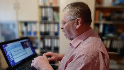 Bild: Betz/exb
Die außergewöhnliche Schulstunde leitete Martin Betz aus seinem Büro in Fuchsmühl. Zugeschaltet waren die Schüler der Fachklasse.