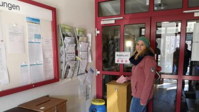 Bild: lnz
Das Mitterteicher Rathaus ist weiter geschlossen, aber im Vorraum des Foyers (Bild) stehen mehrere Wahlurnen zum Einwerfen der Briefwahlunterlagen bereit. Dieser Bereich ist täglich von 9 bis 12 Uhr zugänglich, außerhalb dieser Zeiten können die Unterlagen in den Briefkasten des Verwaltungsgebäudes geworfen werden. Am Freitag und Samstag gehen zudem die Mitterteicher Pfadfinder mit mobilen Wahlurnen auf Tour.