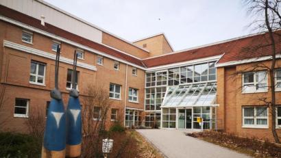 Bild: Thomas Dobler
Auch in der orthopädischen Klinik Lindenlohe werden derzeit Intensivbetten für stationäre Coronafälle vorbereitet. Eine Station wurde bereits für die Behandlung möglicher Patienten vorbereitet, eine weiteren Station folgt in den nächsten Tagen.