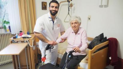 Bild: bl
Karam Al Khoder ist mit Herzblut dabei, wenn es um die Pflege von Senioren geht. Auch Heimbeiratsvorsitzende Ilse Hanauer weiß den 26-Jährigen aus Syrien zu schätzen. Bei der Aufnahme des Bildes waren die Zugangsbeschränkungen für Altenheime noch nicht in Kraft.
