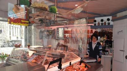 Bild: ak
In der Metzgerei von Susanne Thiem dient eine Plexiglaswand über der Theke sowohl ihr als auch den Kunden als Infektionsschutz.