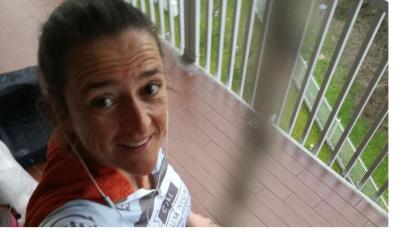 Bild: exb/Wiesmann
Andrea Wiesmann hat die Reifen ihres Rades abmontiert und tritt auf dem Balkon ihrer Wohnung im Mailänder Süden in die Pedale. Das Selfie entstand vergangene Woche bei 20 Grad. Inzwischen hat es in der Lombardei nur mehr lausige 8 Grad.